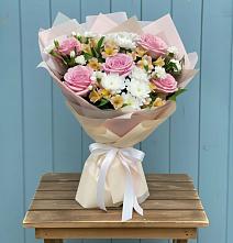 Букет цветов из:  Гвоздики, Орхидеи и Розы в Черемисиново