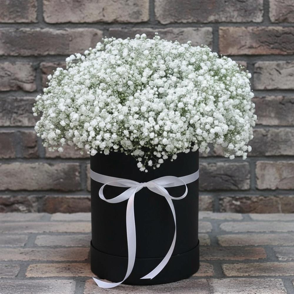 Цветочная композиция из Гипсофила в шляпной коробке в Черемисиново