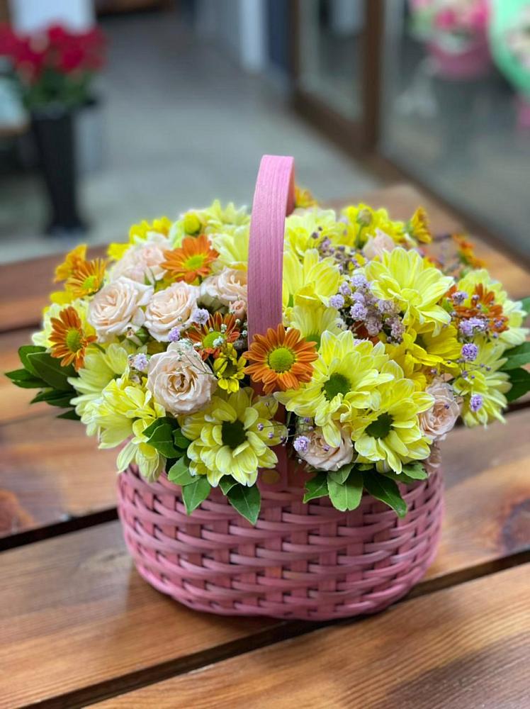 Цветочная композиция из Хризантемы и Розы в корзине в Черемисиново
