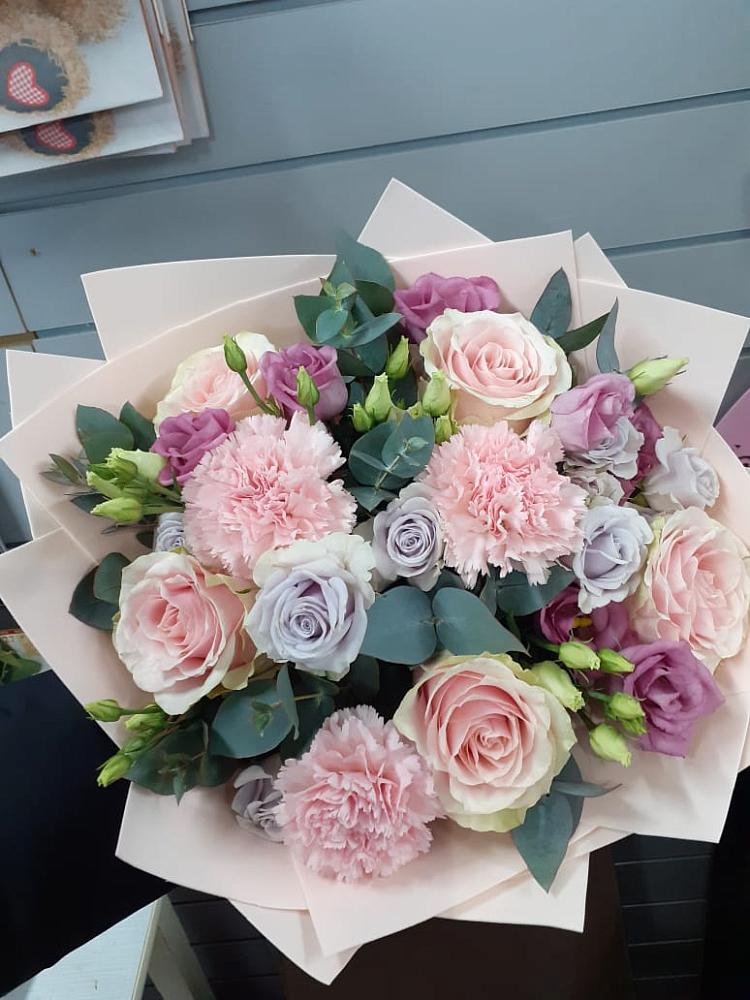 Букет цветов из: Розы, Гвоздики и Лизиантусы в Черемисиново